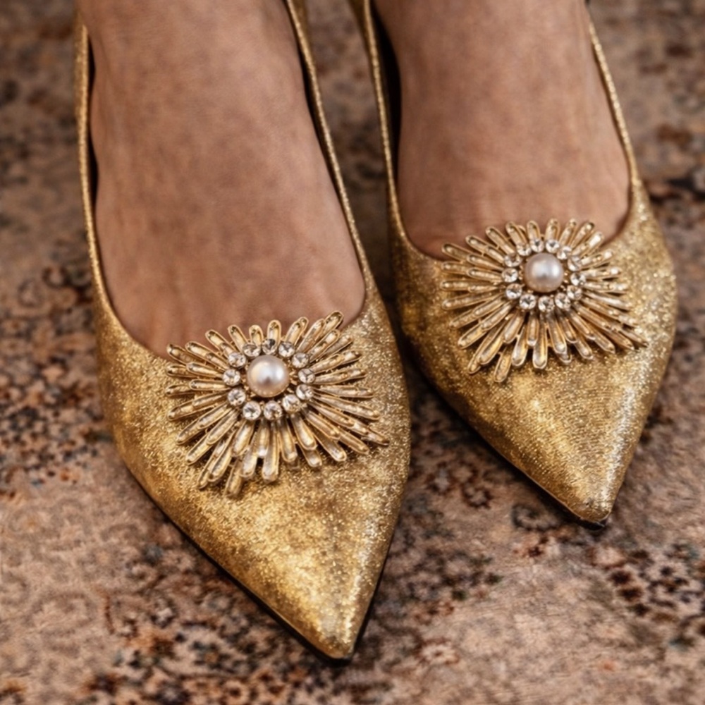 Vintage Shoe Clips in Gold Burst w Rhinestones & Center Pearl
